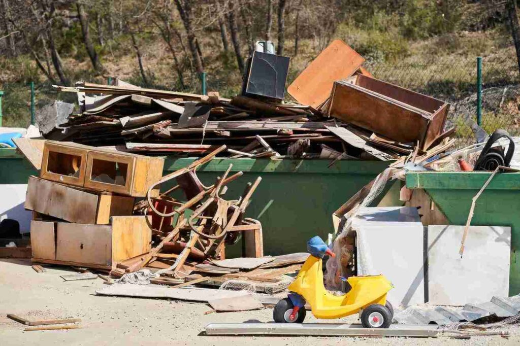 recycling-plant-arriving-garbage-out-of-containers-2026-01-07-05-51-26-utc (3)_11zon